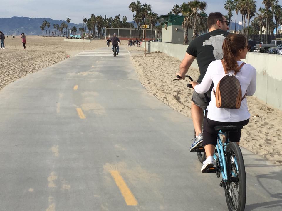 Casal 2 pedalando